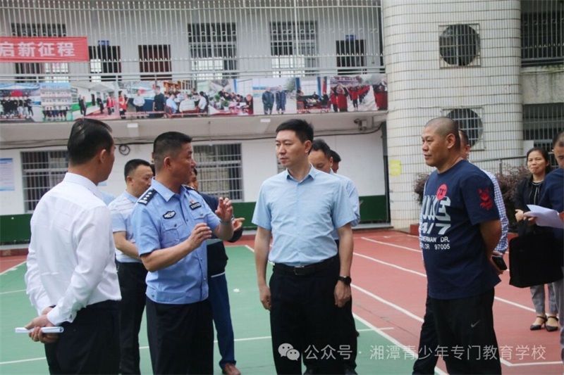 縣政法委書記:肖睿書記 、縣公安局:黃政委 縣教育局:彭局長(zhǎng)等各級(jí)領(lǐng)導(dǎo)蒞臨我校調(diào)研指導(dǎo)