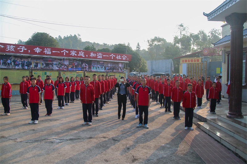 警惕早戀危害，及時(shí)矯正孩子成長(zhǎng)軌跡 —— 致家長(zhǎng)的一封信