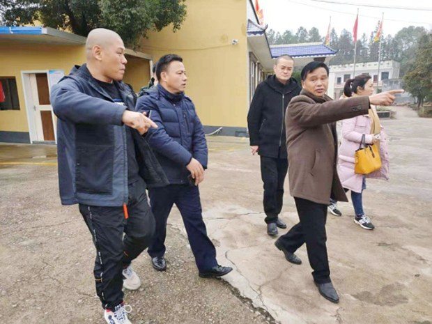 湘潭縣原政協(xié)副主席（帶縣長秘書）、湘潭縣民政局副局長劉剛，云湖橋鎮(zhèn)中心校傅強校長等領導來校指導工作1.png
